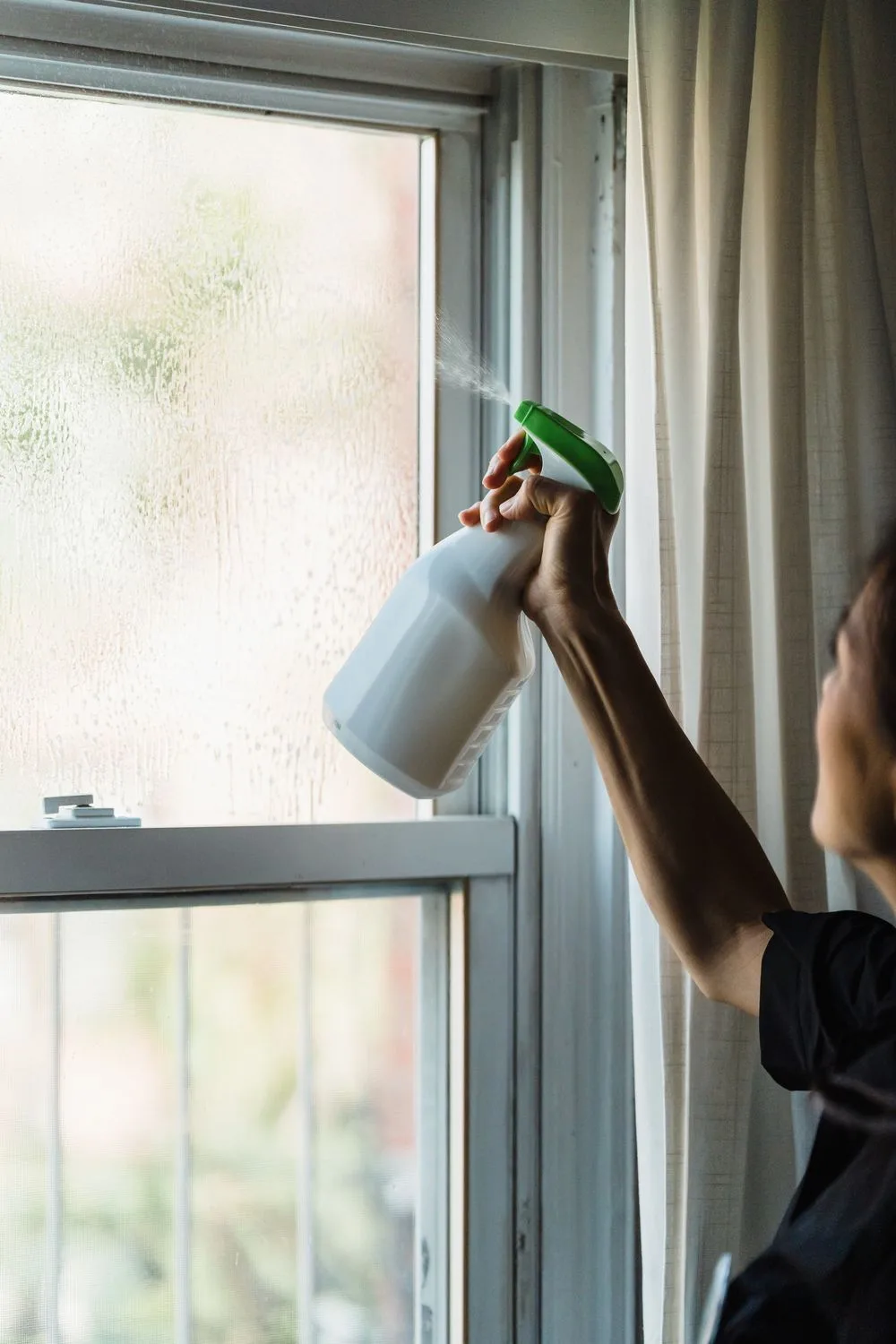 Reinigung eines Fensters – Symbolbild